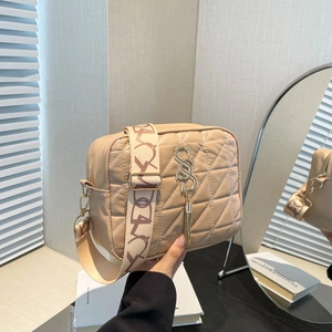 Sac bandoulière matelassé beige avec bandoulière à motifs et détail gland doré chic
