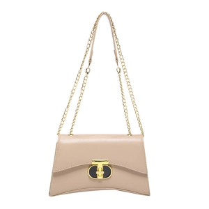 Sac bandoulière beige minimaliste avec chaîne dorée et fermoir en T sophistiqué