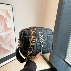 Sac bandoulière matelassé noir avec détails dorés et large bandoulière à motifs