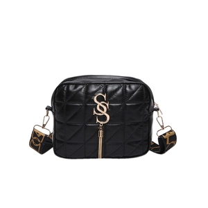 Sac bandoulière matelassé noir avec logo S doré, gland et large bandoulière tissée