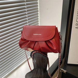 Sac à main plissé rouge pour femme avec une bandoulière élégante en chaîne métallique