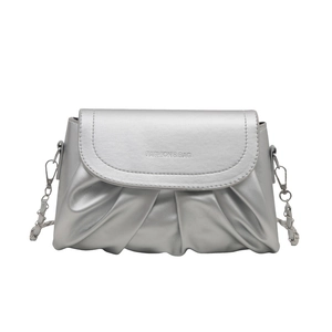 Sac à bandoulière argenté métallisé avec design plissé et chaîne en métal élégante