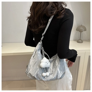 Dettaglio borsa hobo argento plissettata con ciondolo a nuvola e catena metallica