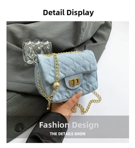 Nahaufnahme der hellblauen Jeans-Stepptasche mit goldener Kette und Zierkugel aus Metall