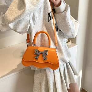 Sac à main carré orange vif pour femme avec fermoir nœud argenté et bordure ondulée