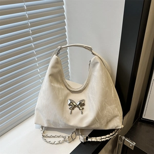 White marble-textured shoulder bag with fluid metal butterfly and chain strap