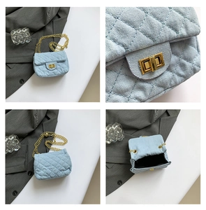 Detailansicht der hellblauen Denim-Umhängetasche mit Steppmuster und goldener Kette