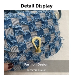 Gros plan du sac en denim à carreaux bleu et blanc avec franges et fermoir en métal doré