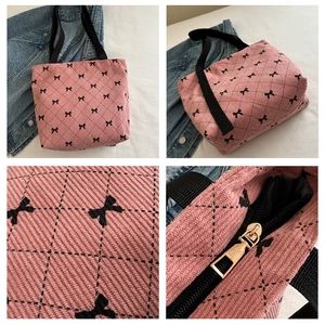Détails du sac fourre-tout en velours rose avec nœud noir et fermeture éclair dorée