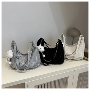 Tre borse in pelle martellata minimaliste nei colori argento, nero e bianco chic