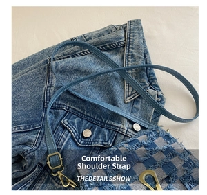 Détail de la bandoulière réglable et boucle dorée sur le sac en jean à damier