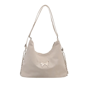 Sac hobo crème avec breloque papillon argentée et détails de chaîne en nylon