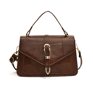 Sac à main vintage marron foncé avec boucle dorée en U et texture en cuir élégante