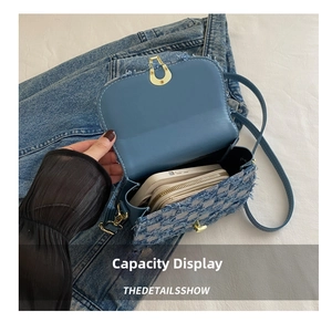 Capacité interne du sac bandoulière en denim montrant l'espace pour un portefeuille
