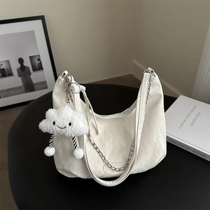 Borsa a spalla bianca a mezzaluna plissettata con catena d'argento e charm a nuvola