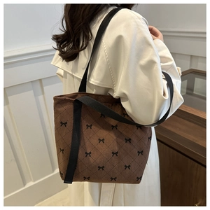 Sac fourre-tout en velours marron avec nœuds noirs et bandoulière sur l'épaule