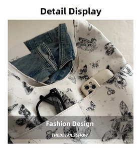 Détail du sac cabas blanc avec motif papillon contenant un téléphone et lunettes