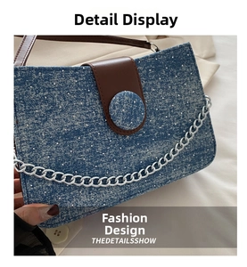Détails de texture du sac en jean bleu avec paillettes et rabat en cuir marron
