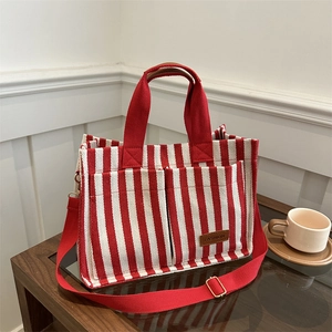 Sac fourre-tout en toile rayée avec poignées rouges et bandoulière réglable chic