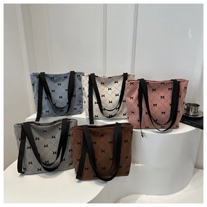 Sacs cabas en velours côtelé cinq couleurs avec motifs de nœuds sur supports blancs