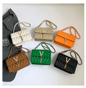 Detailed grid showing six quilted crossbody bags in white, beige, orange, brown, green and black