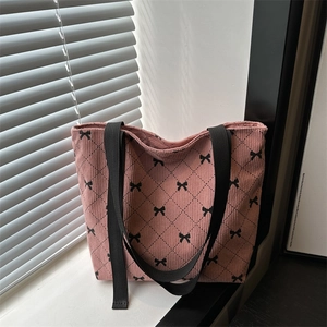 Sac fourre-tout en velours côtelé rose avec motif nœuds noirs et grandes anses