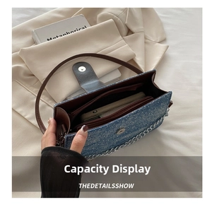Intérieur du sac bandoulière en denim bleu montrant l'espace pour smartphone