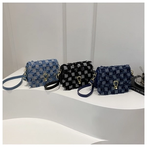 Détail de sacs bandoulière en denim avec motif à carreaux, bords effilochés et doré boucle