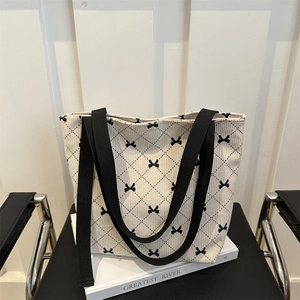 Sac fourre-tout en velours côtelé matelassé avec motifs nœuds noirs et larges bandoulières