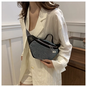 Détail de strass dégradés sur sac bandoulière noir avec sangle à motif en V