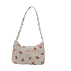 Sac bandoulière en velours côtelé crème avec imprimé fraises rouges et zip argenté