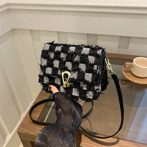 Sac à bandoulière en tweed à carreaux avec bords effilochés et poignée dorée
