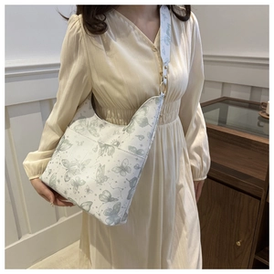 Vue détaillée du sac cabas imprimé papillon avec large bandoulière sur modèle