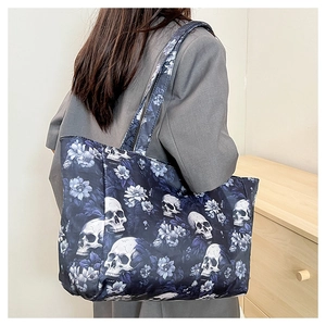 Vue de dos du grand sac cabas bleu marine avec imprimé crâne blanc et motifs floraux