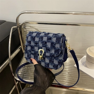 Sac bandoulière en denim bleu foncé avec motif à carreaux et boucle dorée chic