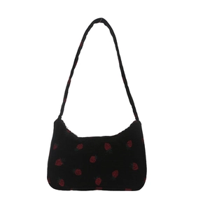 Sac sous le bras croissant noir avec motif fraise et fine bandoulière réglable