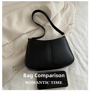 Détail du sac à bandoulière minimaliste en cuir noir avec surpiqûres et fermoir en métal