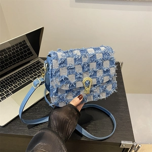 Sac à bandoulière en denim damier bleu avec bords effilochés et fermoir doré chic