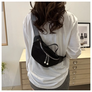 Détail du sac banane noir à strass avec pendentifs perles et bandoulière rayée