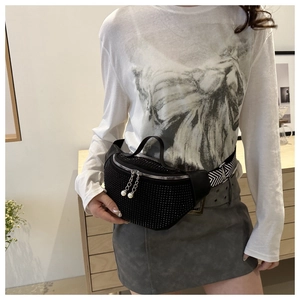 Détail du sac bandoulière avec strass noirs et fermeture éclair perle sur sangle