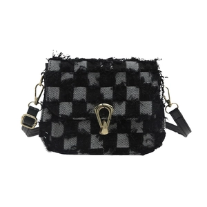 Sac bandoulière en denim damier avec fermoir cœur doré et bandoulière en cuir noir