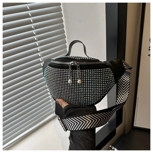 Détail du sac bandoulière en strass avec zip en perles et sangle géométrique