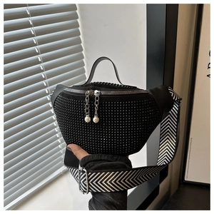 Détail du sac de poitrine strass noir avec bandoulière tissée et perle de fermeture