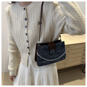 Détail du sac bandoulière en tweed et cuir avec chaîne argentée et boucle métal
