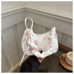 Gros plan détaillé du sac à main en nylon blanc avec roses roses et poignée froncée