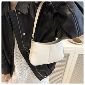 Gros plan du sac baguette blanc minimaliste en similicuir lisse avec boucle métallique