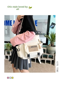 Dettaglio della borsa a tracolla in nylon bianco con patch Fashion retrò e fibbia nera