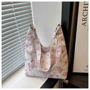 Détail du sac cabas à motif papillon avec rivets dorés et texture en similicuir grainé