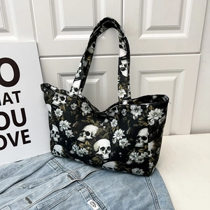 Grand sac cabas avec motif crâne et fleurs blanches sur toile de canevas noire