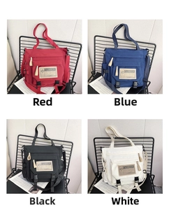 Collage di quattro borse a tracolla in nylon in rosso, blu, nero e bianco con tracolle regolabili